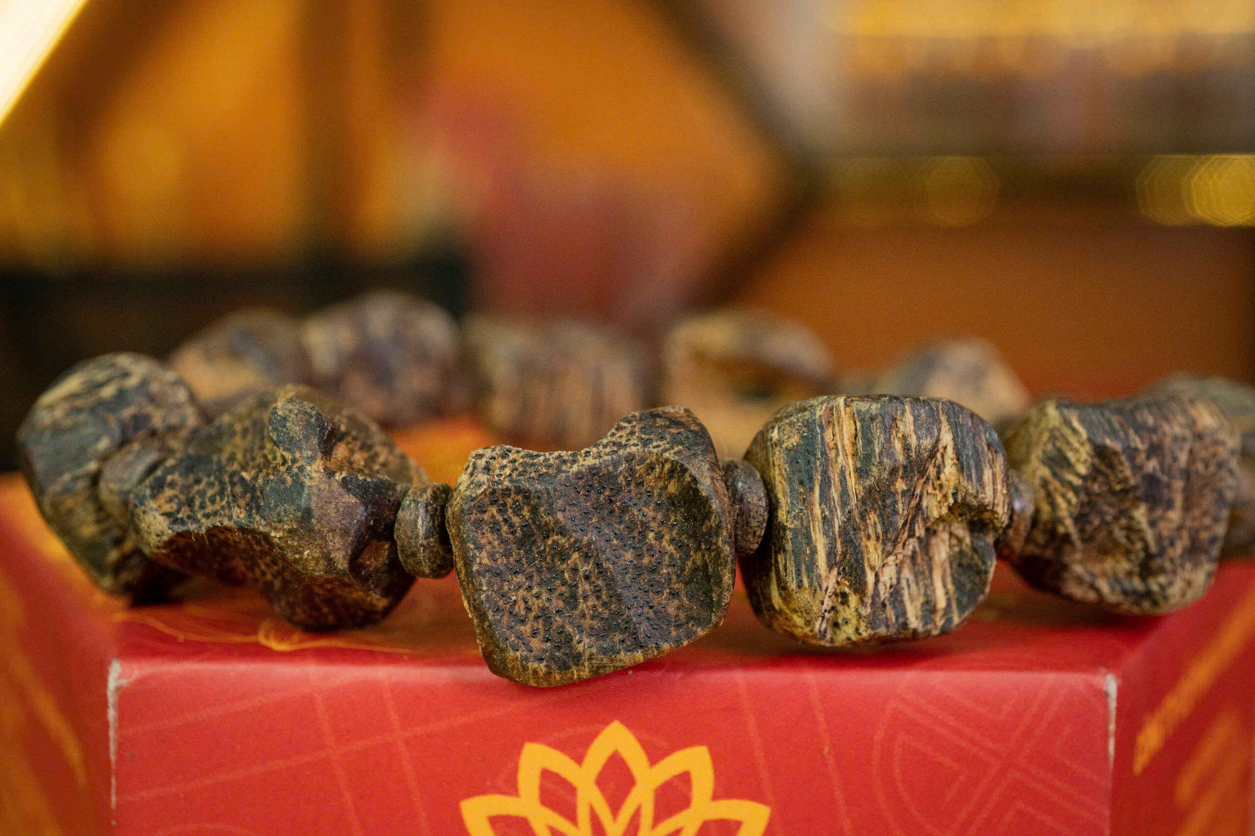 ĐEO VÒNG TRẦM CHÌM - THU HÚT TÀI LỘC, GIỮ TRỌN BÌNH AN