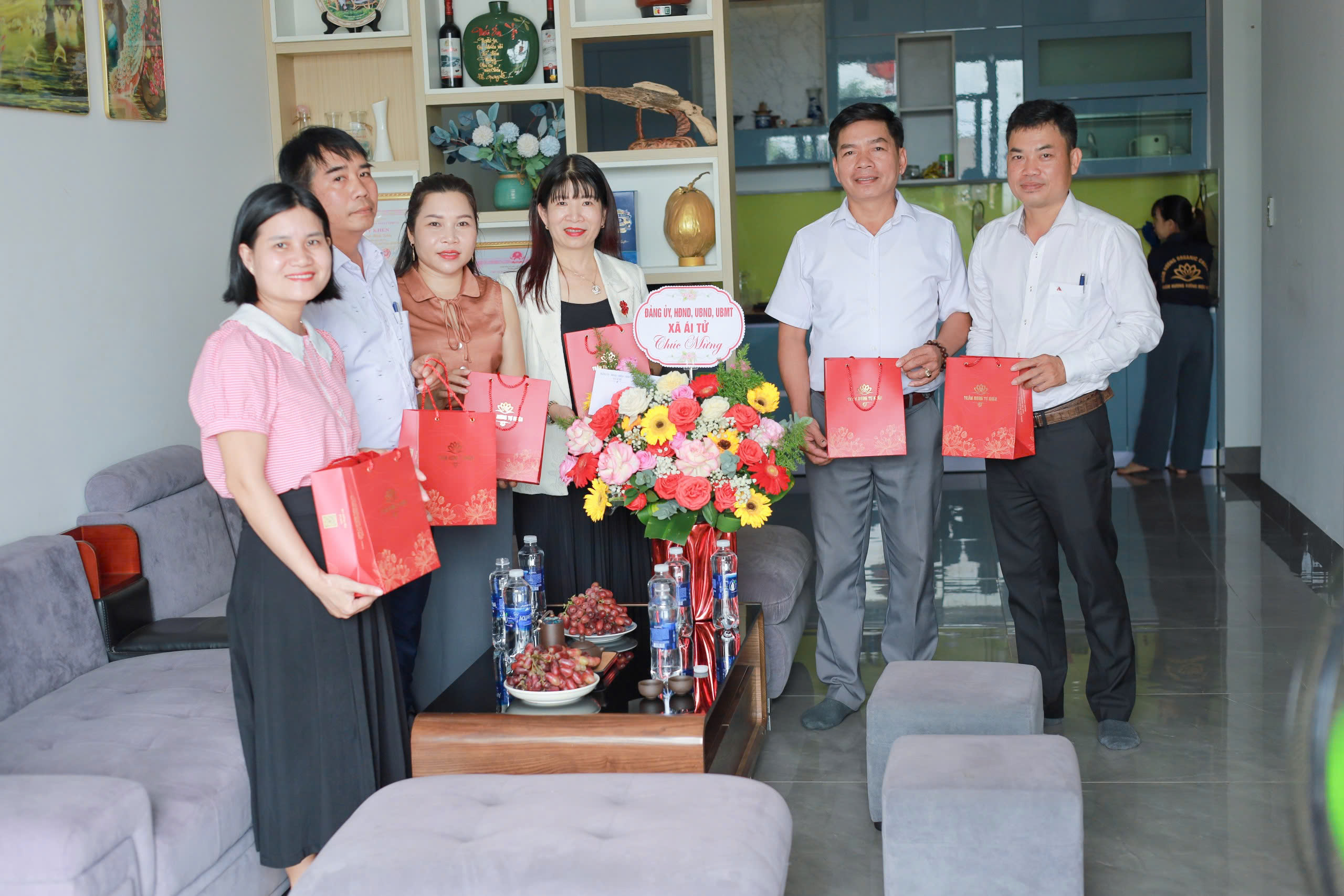 XƯỞNG MỘC VIỆT VINH DỰ ĐÓN TIẾP BAN LÃNH ĐẠO XÃ - NHÂN NGÀY DOANH NHÂN VIỆT NAM 13/10