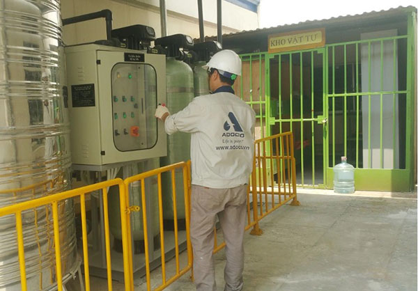 Nhân viên kỹ thuật của Adoco đang kiểm tra máy lọc nước công nghiệp