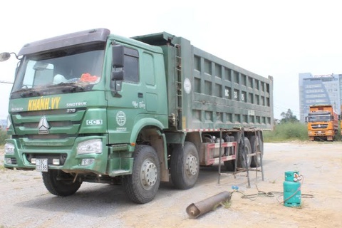 CSGT bám trên cửa, tài xế vẫn lùi xe Howo ở cầu nhỏ hẹp để chạy trốn