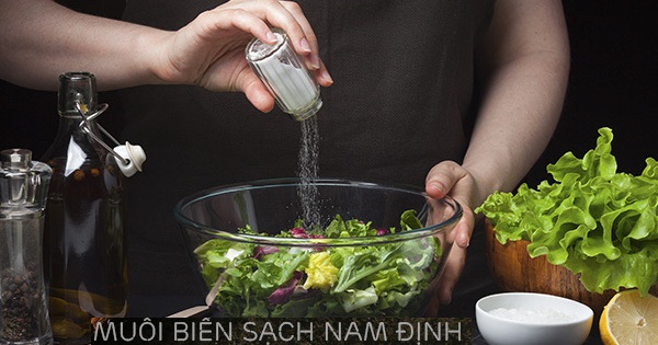 Cho bớt muối, chấm nhẹ tay, giảm ngay độ mặn.