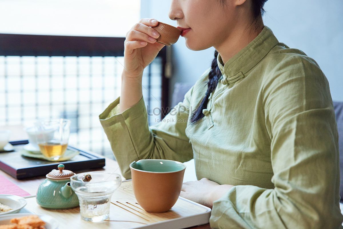 Nhấp chén trà sen nghĩ về Kỷ nguyên vươn mình