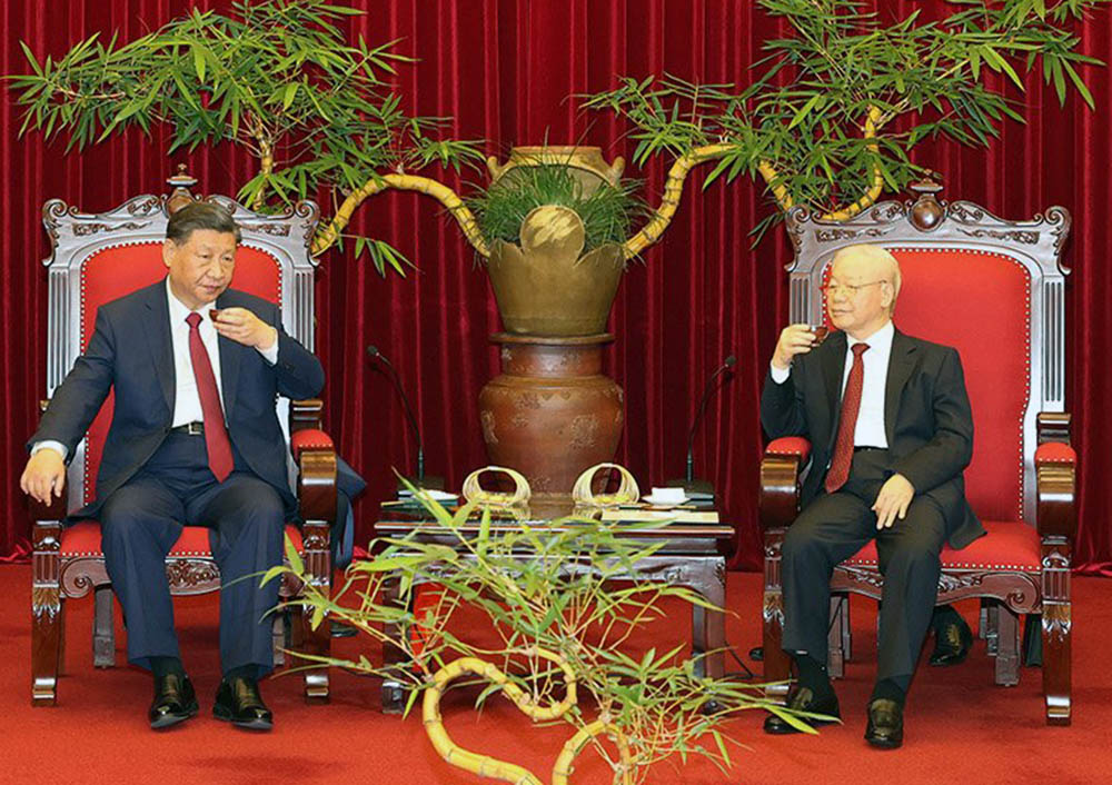 Tổng Bí thư Nguyễn Phú Trọng mời Tổng Bí thư Tập Cận Bình uống trà