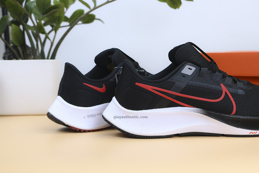 ảnh chi tiết gót Giày Nike pegasus 38 CW7356-008