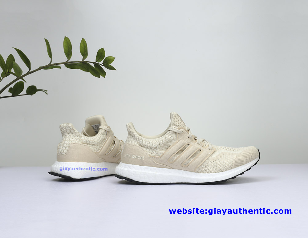 Ảnh chụp thẳng và gót giày Ultraboost 5.0 DNA FZ1851