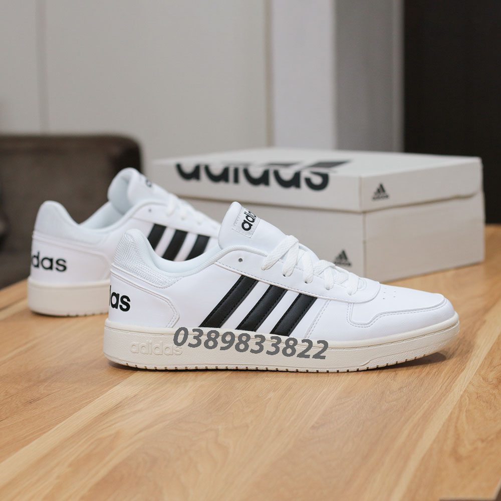adidas hoops được làm bằng da tổng hợp cùng với đế cao su