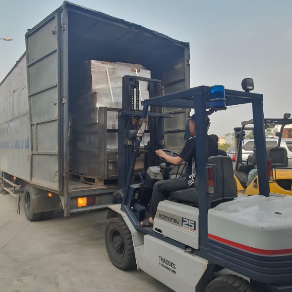 Chỉ những người có nhiệm vụ mới vào khu vực xe nâng hoạt động
