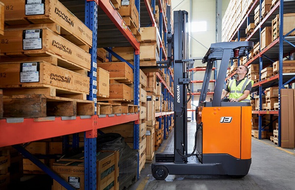 Xe nâng điện Reach Truck nâng hạ hàng hóa trên kệ cao