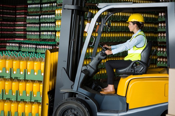 Xe nâng giúp di chuyển hàng hóa trở nên nhanh chóng, an toàn