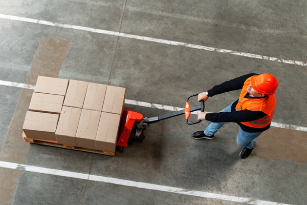 Sử dụng xe nâng tay để di chuyển một pallet đầy các thùng carton