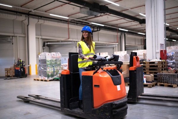 Xe nâng điện đứng lái được thiết kế để thao tác vận hành và di chuyển hiệu quả