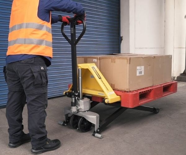 Xe nâng tay là thiết bị vận chuyển pallet hàng hóa thủ công