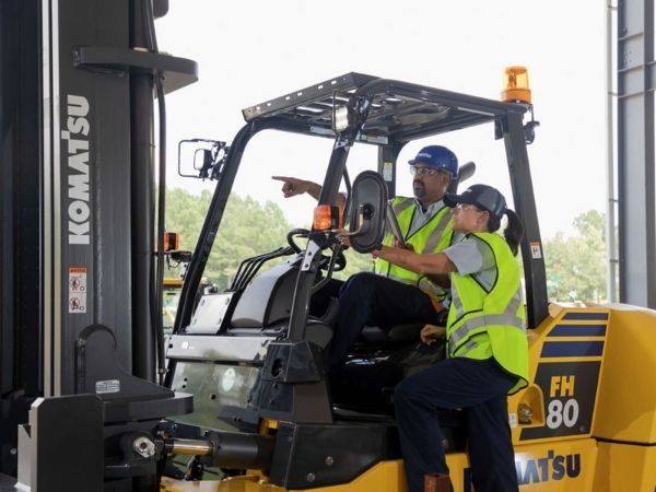 Các bước lái xe nâng Komatsu cho người mới