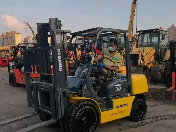 Những lỗi người mới lái xe nâng Komatsu thường gặp