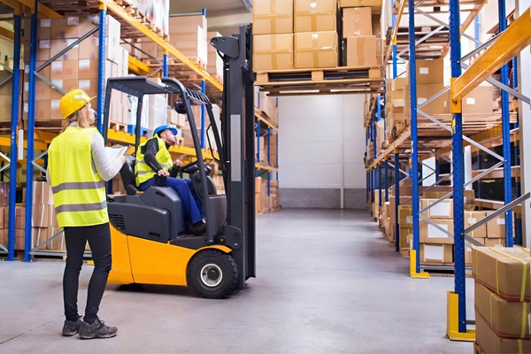 Điều chỉnh vị trí, đưa cần số về vị trí số 0 trước khi khởi động xe nâng