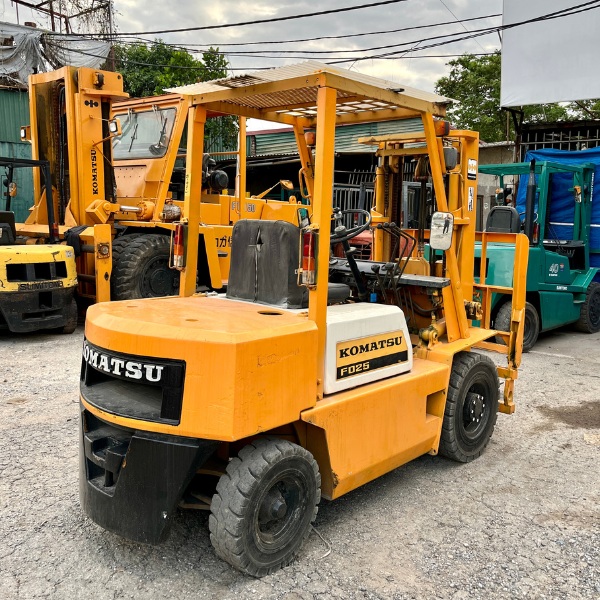 Đối trọng giúp xe nâng không bị mất cân bằng khi xe đang nâng hàng hóa