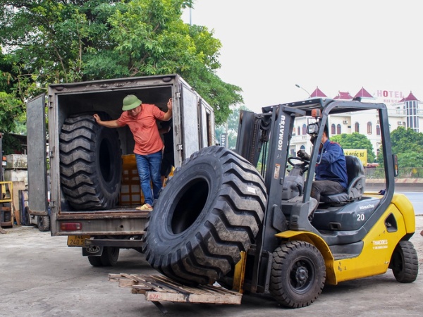 Bánh xe nâng là bộ phận chịu tải trọng của cả xe và hàng hóa