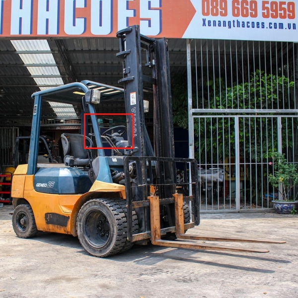 Vô lăng xe nâng được kết nối với cầu lái phía sau thông qua hệ thống trợ lực&nbsp;