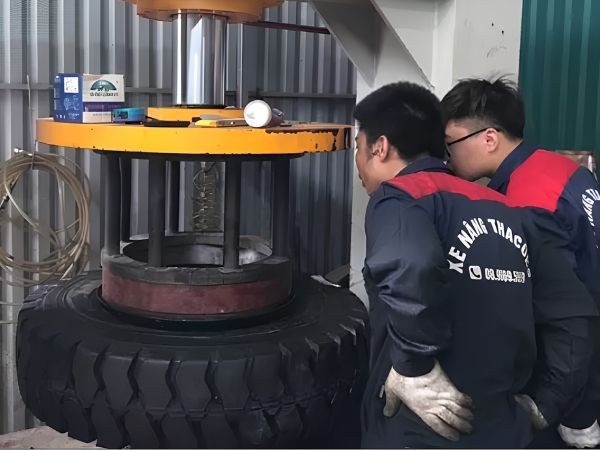 Những yếu tố ảnh hưởng đến giá của lốp xe nâng 700-12