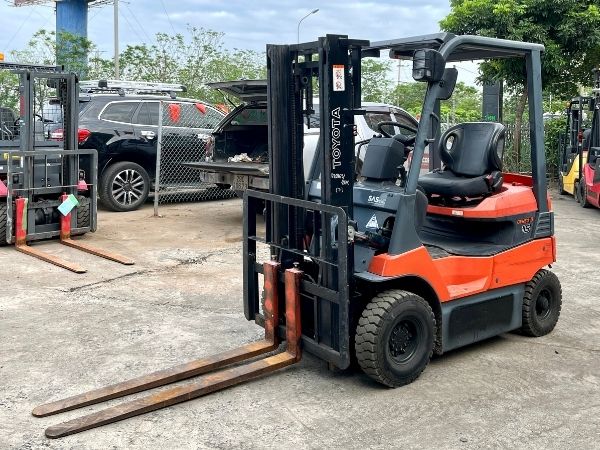 Cách chọn lốp đặc cho xe nâng phù hợp
