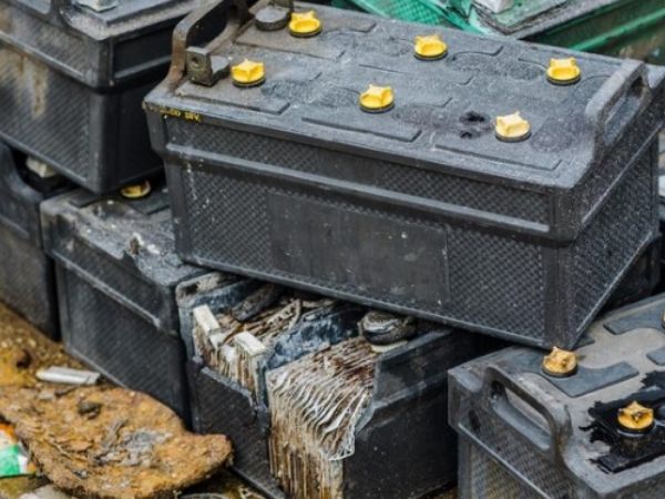 Ắc quy bị khô do hỏng vật lý và hết tuổi thọ tự nhiên