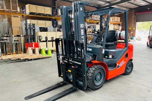 Xe nâng Heli cũ được sử dụng trong nhiều môi trường kho bãi và sản xuất&nbsp;