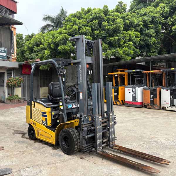XE NÂNG CŨ 2.5T KOMATSU ĐIỆN (Xe 2017. Bình khô 2021)