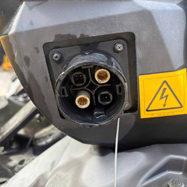 KOMATSU 2.5 TẤN ĐIỆN FE25-2-8298-321303 (Xe 2022. Bình 2022)