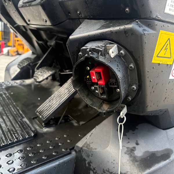 KOMATSU 2.5 TẤN ĐIỆN FE25-1-302447 (Xe 2016, Bình khô 2020)