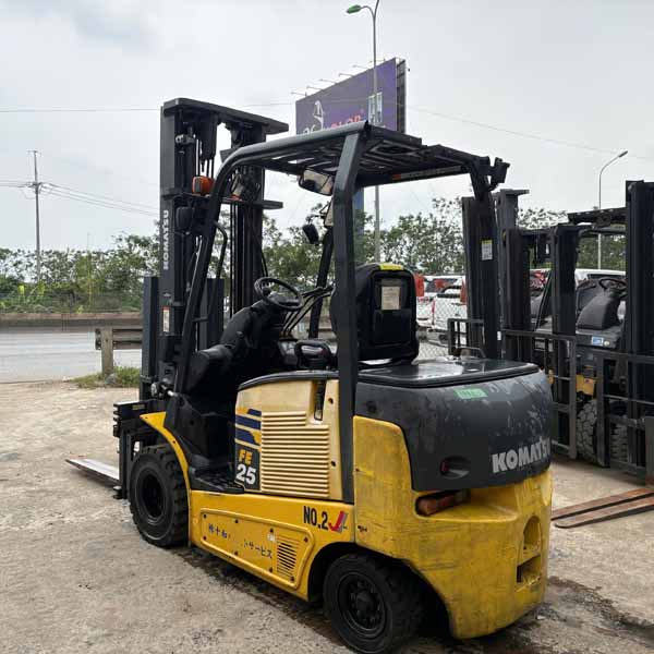 XE NÂNG CŨ 2.5T KOMATSU ĐIỆN (Xe 2017. Bình khô 2021)