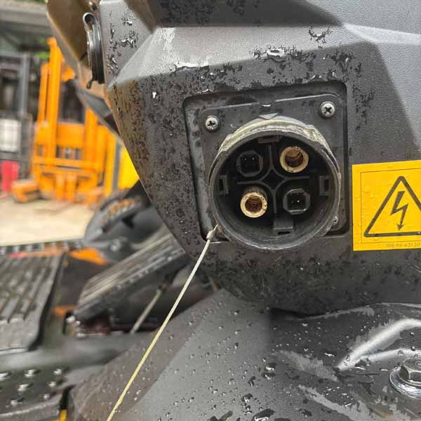 XE NÂNG CŨ KOMATSU 2.5 TẤN FE25-2-320903 (Xe 2021. Bình Khô 2021)