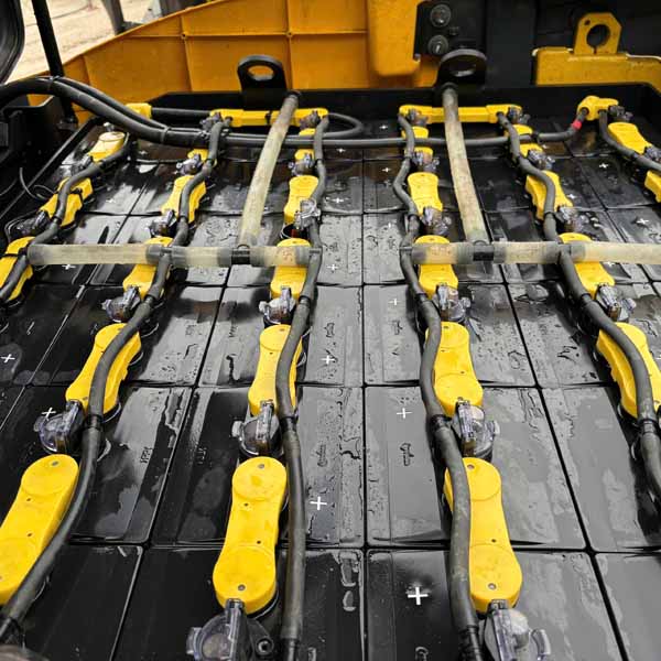 XE NÂNG CŨ 2.5 TẤN KOMATSU ĐIỆN (Bình GS 2024)