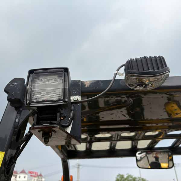 XE NÂNG CŨ KOMATSU 2.5 TẤN FE25-2-320903 (Xe 2021. Bình Khô 2021)