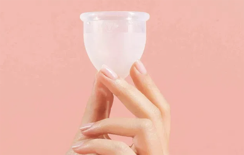 Cốc nguyệt san màu trắng được ưa chuộng hơn vì không lo chất tạo màu có nguy cơ tiềm ẩn đến sức khỏe “cô bé"