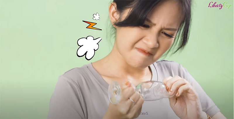 Không loại bỏ giác hút và cố gắng kéo cốc nguyệt san thật mạnh khiến bạn cảm thấy cốc kẹt cứng, khó kéo ra ngoài và đau