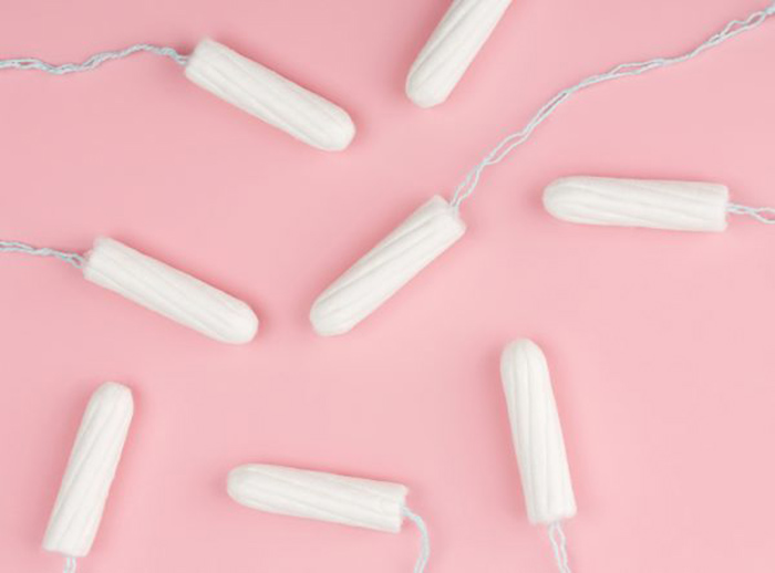 Tampon thấm hút trực tiếp máu kinh nguyệt giúp đảm bảo vệ sinh và an toàn cho bạn gái