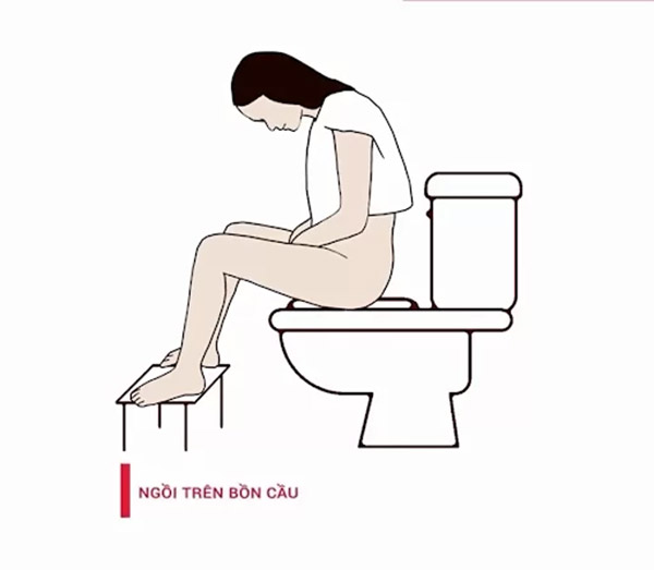 Ngồi trên bồn cầu là tư thế lấy cốc nguyệt san được ưu tiên