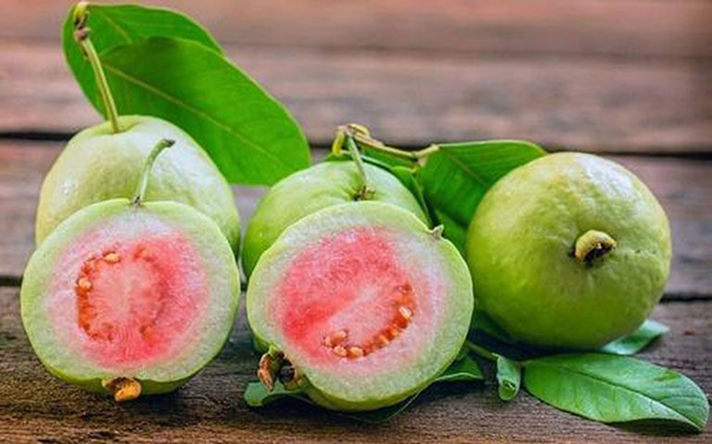 Quả ổi chứa nhiều chất xơ rất tốt cho hệ tiêu hóa trong chu kỳ kinh nguyệt