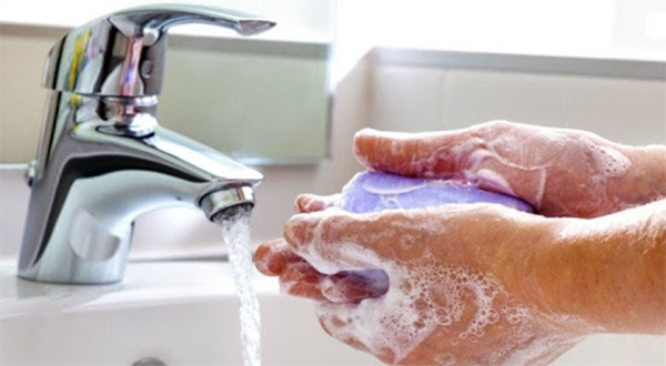 Rửa sạch tay với xà bông sát khuẩn trước khi tiến hành đo ống tử cung
