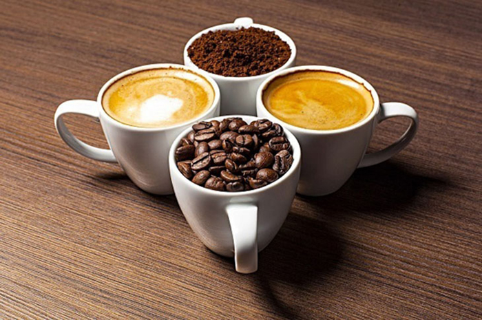 Cần hạn chế đồ uống chứa caffeine bởi có thể khiến tình trạng đau bụng dữ dội hơn và lượng máu kinh ra nhiều hơn