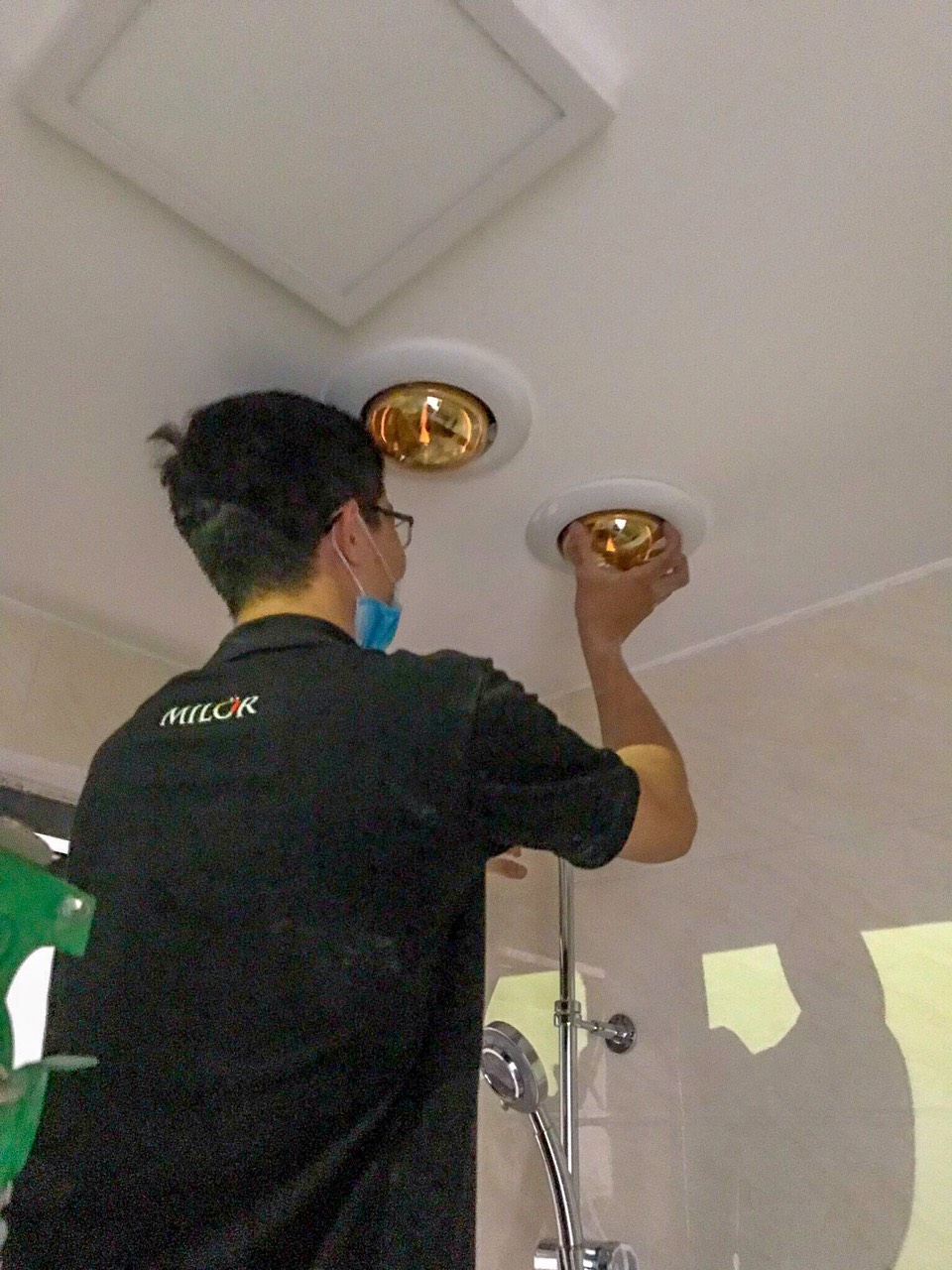 Hướng dẫn cách lắp đèn sưởi nhà tắm đơn giản, nhanh chóng