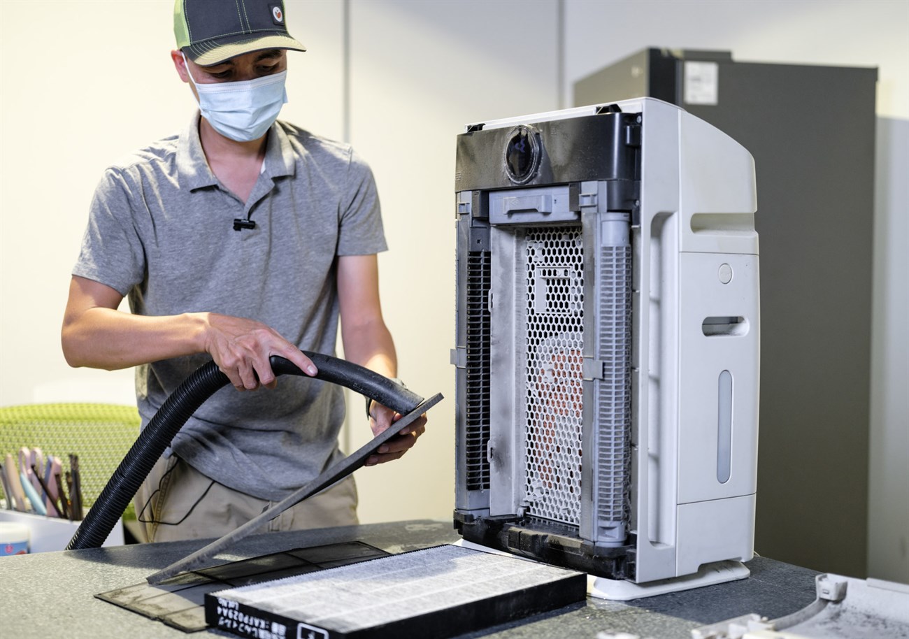 Cách vệ sinh máy lọc không khí đúng cách, đơn giản nhất