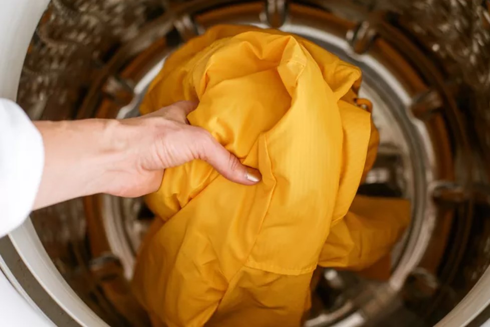 Cách giặt áo mưa bằng máy giặt siêu sạch, chống hôi mốc