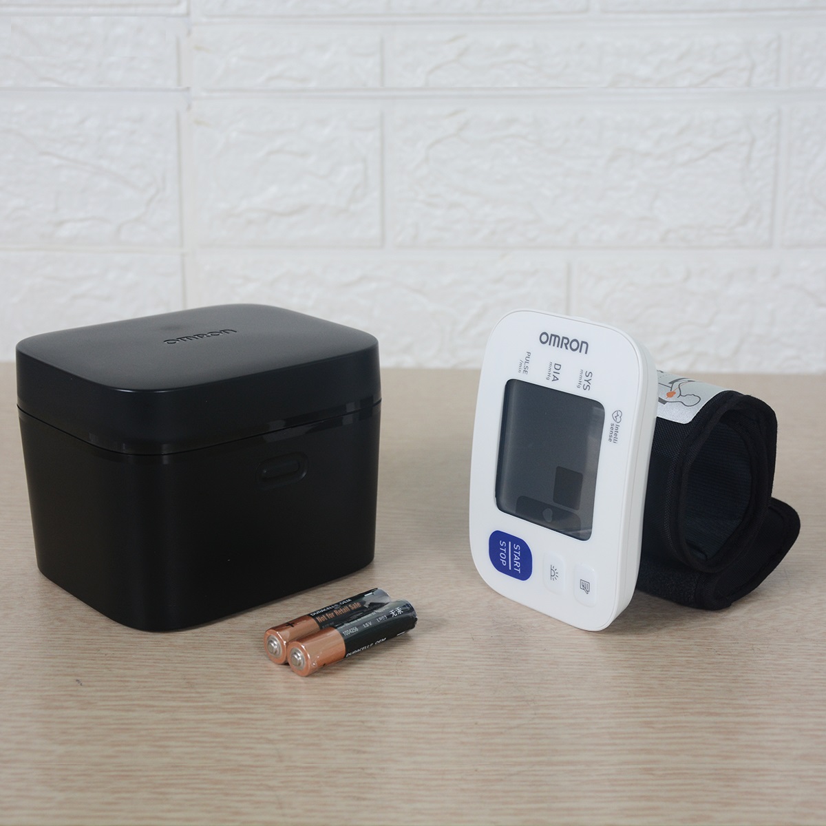 TBYT-Máy Đo Huyết Áp Cổ Tay Omron - HEM-6181