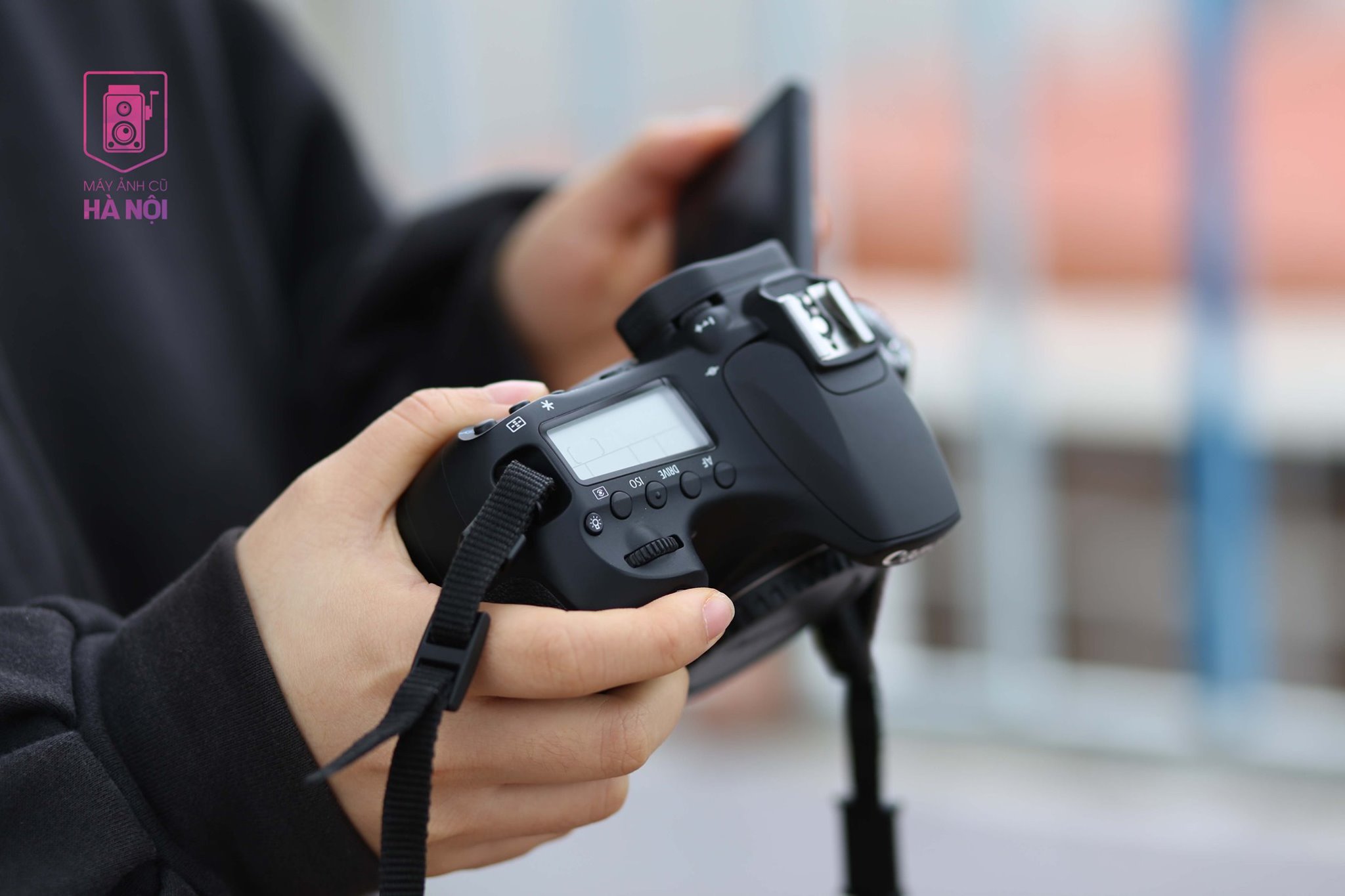 Canon 60D Có Quay Video Được Không? Khám Phá Khả Năng Ghi Hình Full HD 15 Màn hình xoay lật của Canon 60D tiện lợi cho quay video