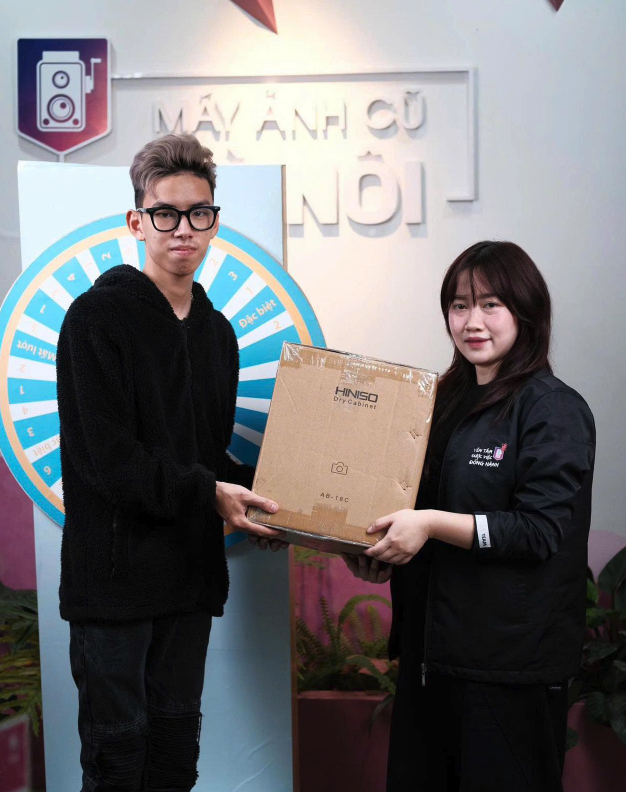 Khách hàng nhận quà đầu tiên của chương trình máy ảnh tháng 4 tại MACHN