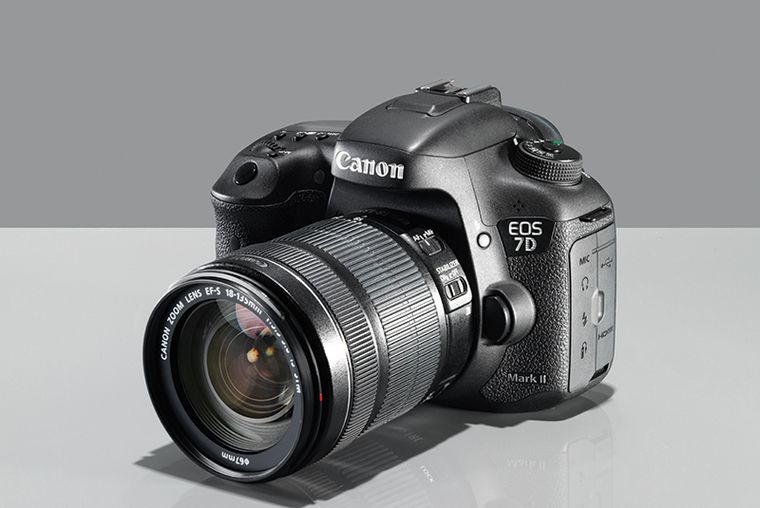 Với Canon EOS 7D Mark II, chất lượng hình ảnh của bạn sẽ được nâng cao đáng kể. Với các tính năng tiên tiến như khả năng chụp liên tục lên đến 10 fps và hệ thống lấy nét nhanh chóng, bạn sẽ không bao giờ bỏ lỡ khoảnh khắc quan trọng nữa. Hãy click để xem hình ảnh chi tiết của máy ảnh này!