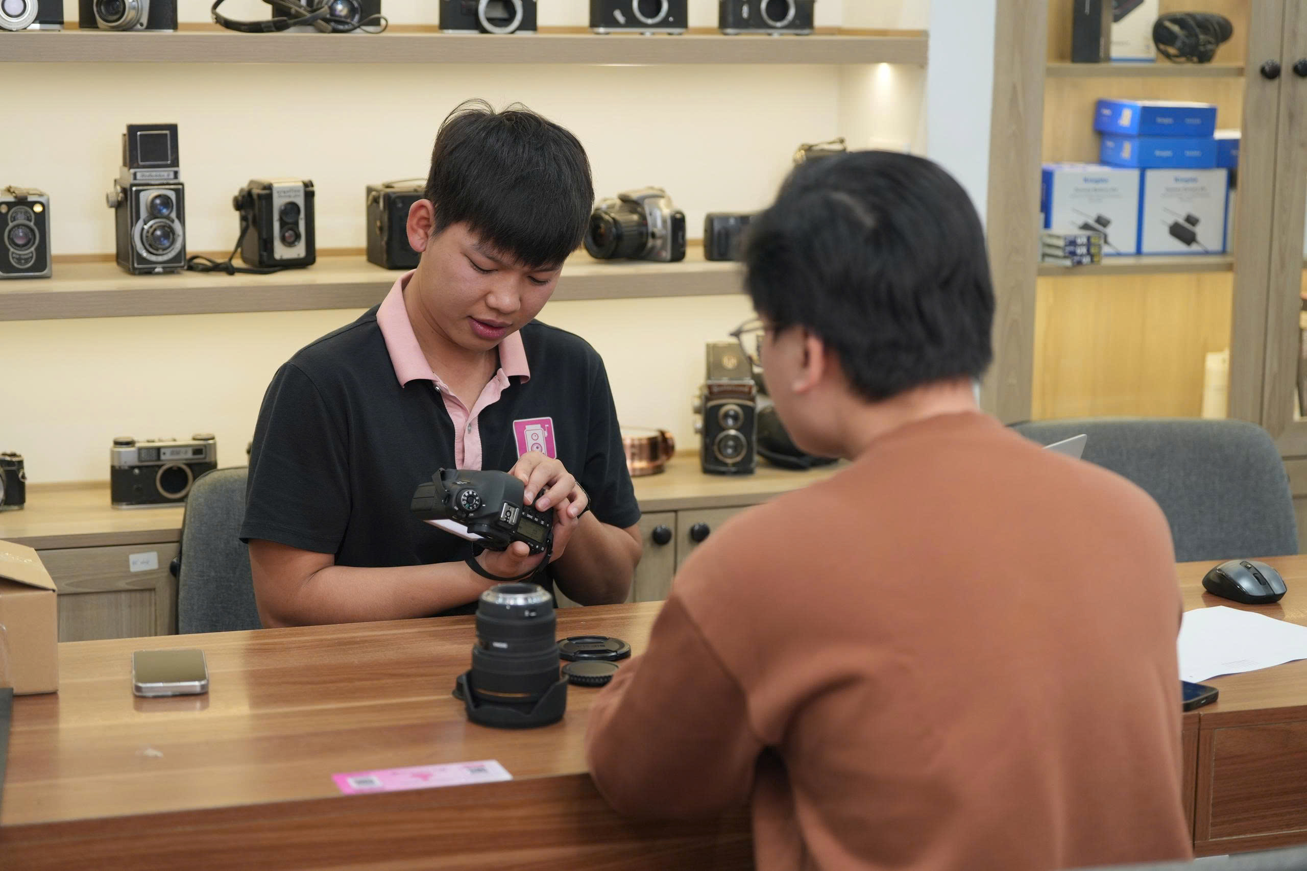 Kiểm tra ngoại hình máy ảnh khi tiếp nhận bảo hành và sửa chữa tại MACHN