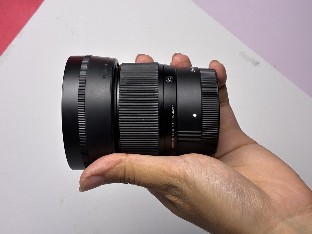Ống kính Sigma 56mm f/1.4 DC DN cũ – ngàm Sony E (APS-C), chân dung ~85mm, khẩu f/1.4 – #881479