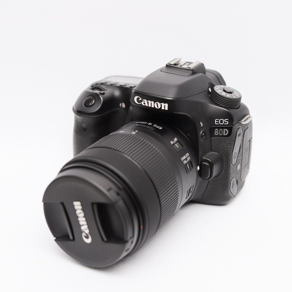 Combo Canon EOS 80D + Canon EF-S 18-135mm f/3.5-5.6 IS USM Nano bán chuyên, hiệu năng mạnh mẽ.